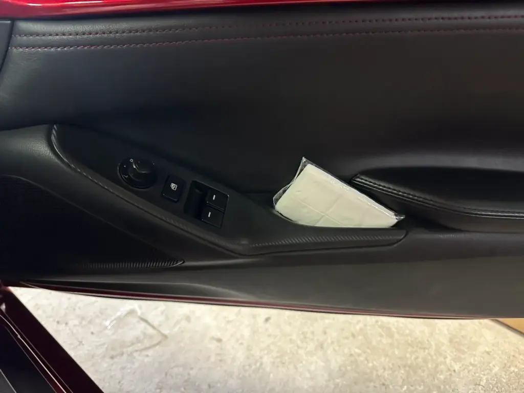 ロードスターのティッシュ置き場⑥ドアポケットにポケットティッシュを差し込んだ状態